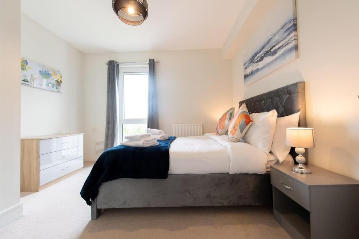 Fantastic 1 Bed Apartment In Crawley Zewnętrze zdjęcie