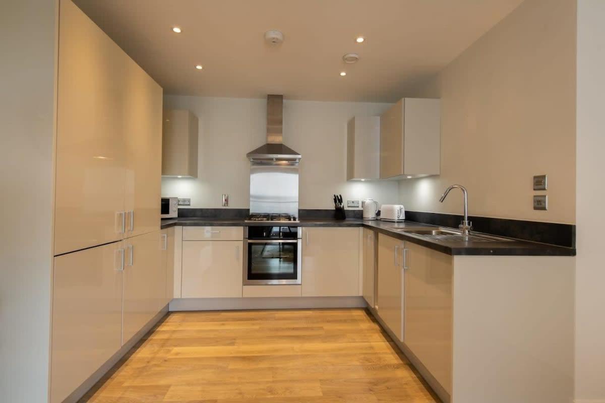 Fantastic 1 Bed Apartment In Crawley Zewnętrze zdjęcie
