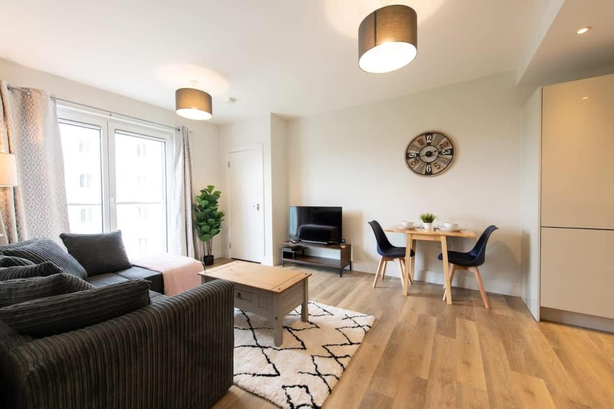 Fantastic 1 Bed Apartment In Crawley Zewnętrze zdjęcie