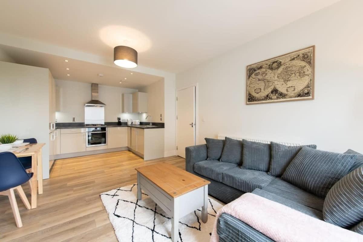 Fantastic 1 Bed Apartment In Crawley Zewnętrze zdjęcie