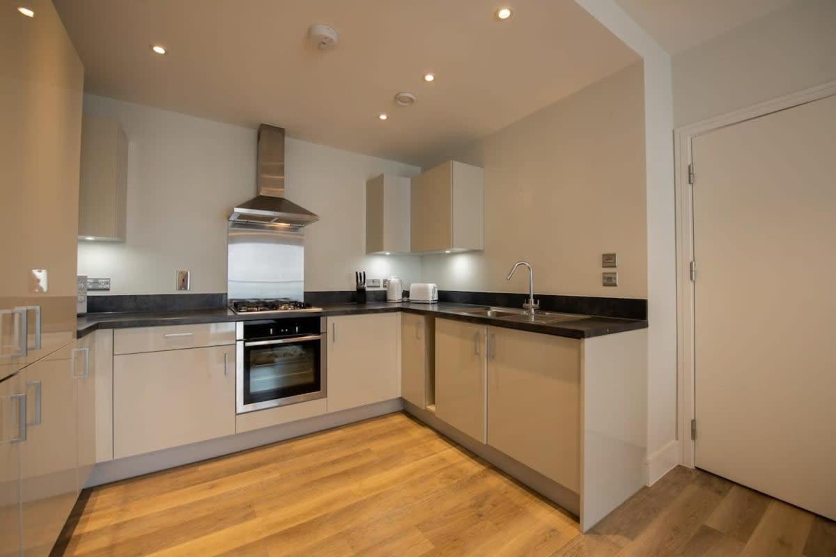 Fantastic 1 Bed Apartment In Crawley Zewnętrze zdjęcie