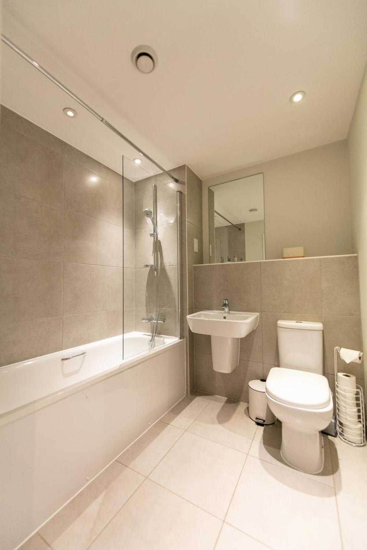 Fantastic 1 Bed Apartment In Crawley Zewnętrze zdjęcie